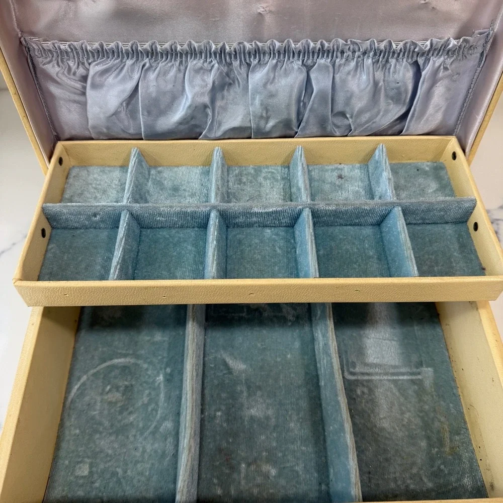 Vintage Lady Buxton Jewelry Box Cream‎ Faux Leather Gold Filigree Blue Velvet